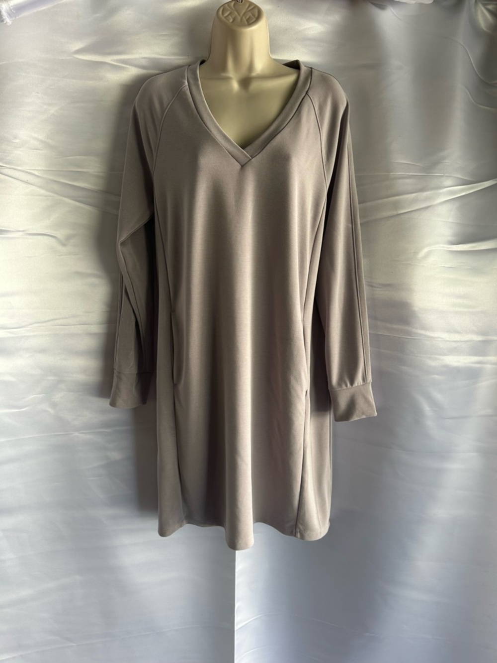 Athleta Seasoft V-Neck Long Sleeve Shift Dress with Pockets! | Size Medium